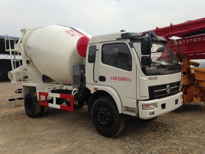 陕汽华康混凝土搅拌车 品质与价格的双重优势